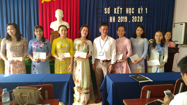 Thầy Lê Văn Quang - Hiệu trưởng – trao phần thưởng cho các GV đạt thành tích Giáo viên dạy giỏi cấp thành phố, năm học 2019 - 2020