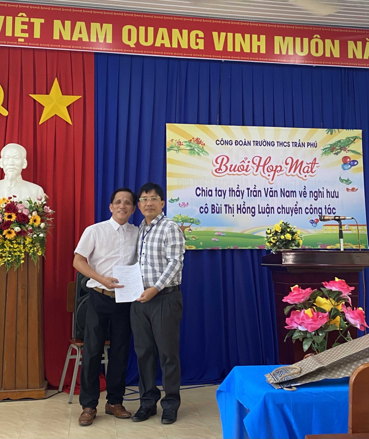 Lễ chia tay thầy Trần Văn Nam về hưu