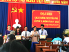 Ông Trần Đình Thọ trao giấy khen cho các công đoàn viên có thành tích xuất sắc trong năm học 2016 – 2017