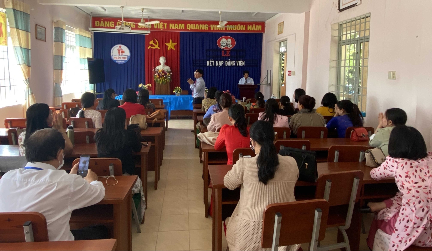 Chi bộ trường THCS Trần Phú tổ chức lễ kết nạp đảng viên