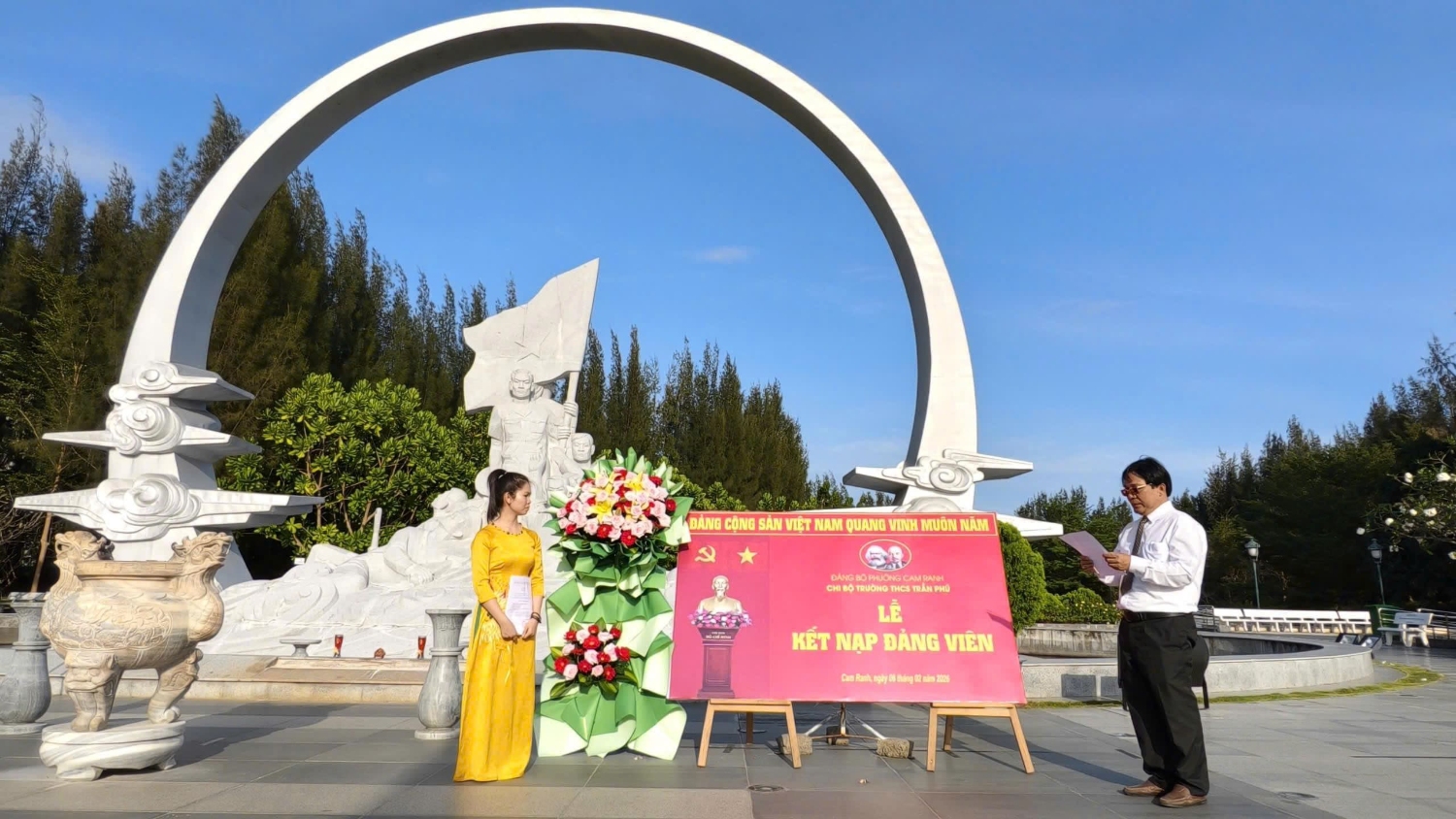 LỄ KẾT NẠP ĐẢNG VIÊN MỚI